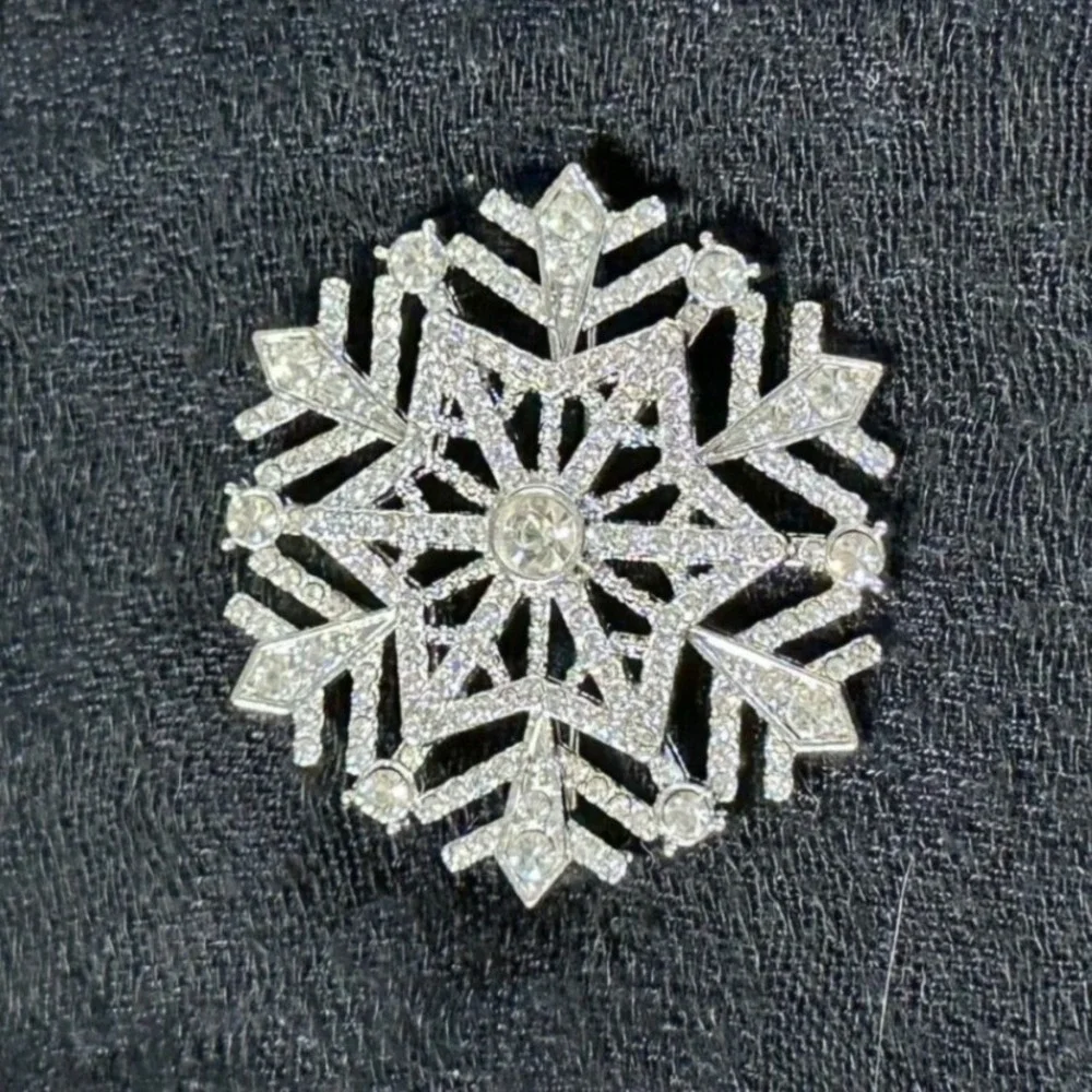 Vintage Style Rhinestone‎ Snowflake Brooch Silver Tone Winter Christmas Pin